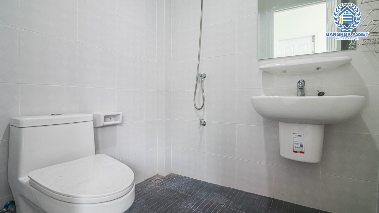 *****บ้านเดี่ยว 3 ชั้น โซนลาดพร้าว ม.โชคชัย 4 ซอย36 เนื้อที่ 55 ตร.ว. พร้อมฟังก์ชัน 4 ห้องนอน 4 ห้องน้ำ 2 ที่จอดรถ บริเวณบ้านกว้างขวาง ภายในสวยพร้อมเข้าอยู่ เข้า-ออกได้หลายเส้นทาง ใกล้ห้างสรรพสินค้าชั้นนำมากมาย เชื่อมต่อรถไฟฟ้าสายสีเหลือง "สถานีโชคชัย4" และทางด่วน "ฉลองรัช"